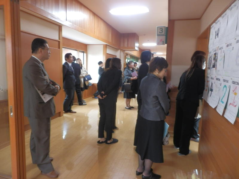 教室に入りきれなかった保護者の方々