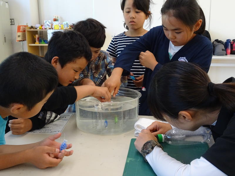 浮沈子を熱心に作る子どもたち