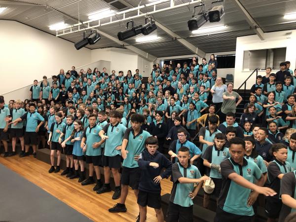 マオリ伝統の歌と踊りで歓迎を受ける マオリ伝統の歌と踊りで歓迎を受ける