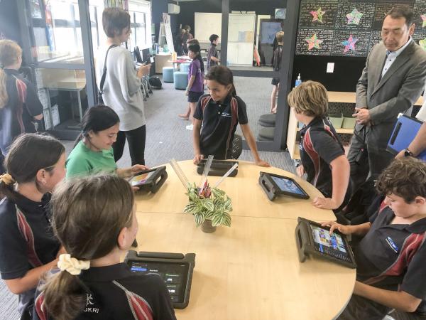 IT機器を使いこなす児童たち IT機器を使いこなす児童たち