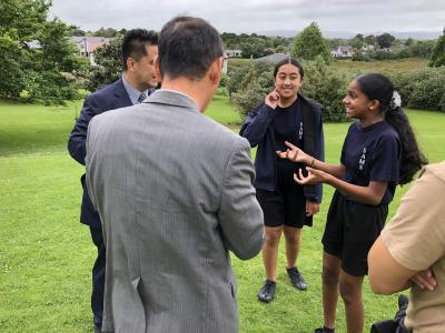 生徒が学校施設を案内 生徒が学校施設を案内